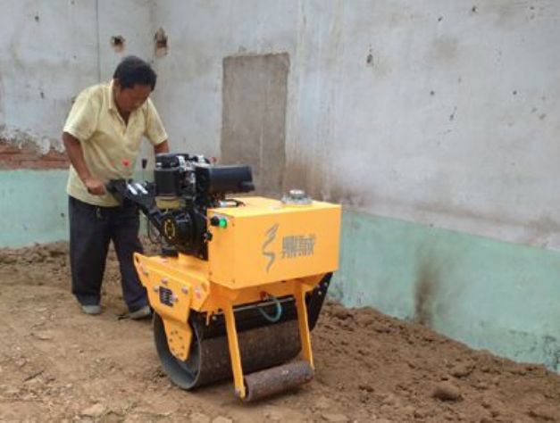 點擊查看詳細信息<br>標題：手扶式單輪壓路機工作照 閱讀次數(shù)：12224