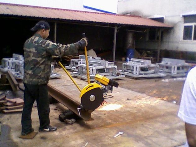 點擊查看詳細信息<br>標題：內(nèi)燃鋸軌機工作照 閱讀次數(shù)：11599